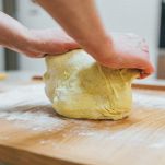 Mani di donna lavorano l'impasto