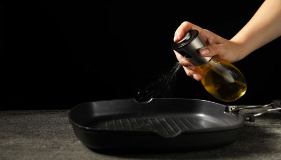 Donna usa dosatore olio nella padella