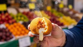 Arancino fumante da cui fuoriesce la mozzarella