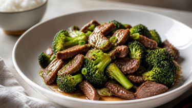 Un wok, due ingredienti e quella salsa che crea dipendenza