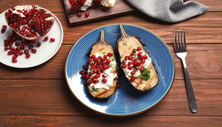 Melanzane grigliate con yogurt, melagrana ed erbe