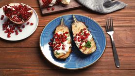 Melanzane grigliate con yogurt, melagrana ed erbe