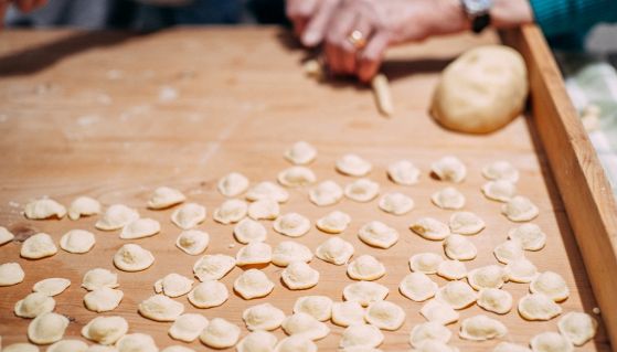 Orecchiette fatte a mano su ripiano in legno