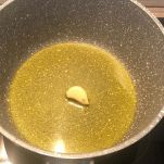 Aglio soffrigge nell'olio in padella