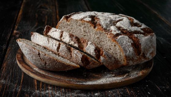 Pane di segale su piatto di legno infarinato