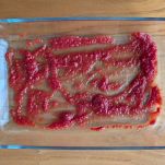 teglia con passata di pomodoro