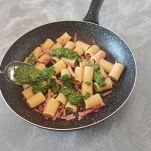 Pasta con pesto e speck