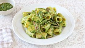 Pasta speck e pesto di rucola