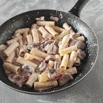 Pasta ai funghi e speck con panna