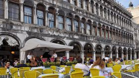 Bar in piazza San Marco, a Venezia, con clienti seduti
