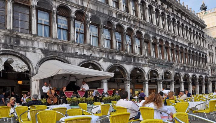Bar in piazza San Marco, a Venezia, con clienti seduti