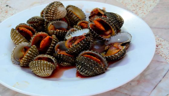 Piatto con blood clams e sughetto di sangue