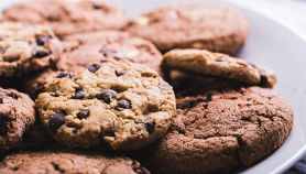 Un piatto di biscotti con granola e gocce di cioccolato