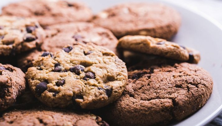 Un piatto di biscotti con granola e gocce di cioccolato