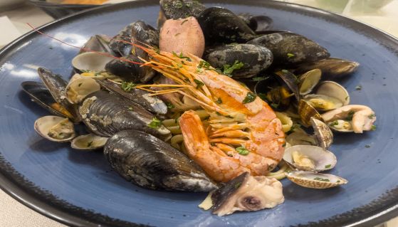 Piatto di misto pesce con cozze e vongole