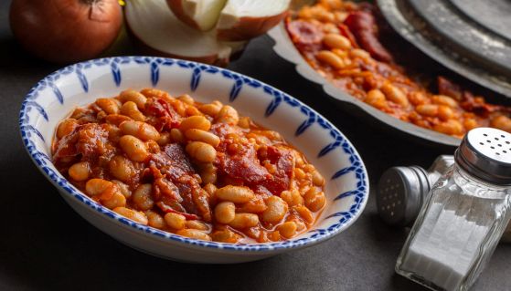 Fagioli con sugo e pancetta nel piatto