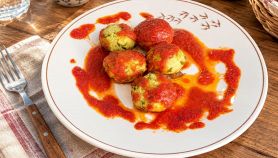 Polpette di pane e piselli con il sugo nel piatto