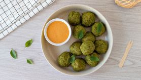 Piatto con polpette di broccoli al forno