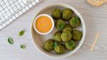 Piatto con polpette di broccoli al forno