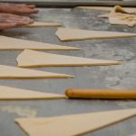 Uomo che prepara i cornetti crudi