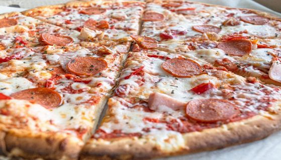 Pizza appena sfornata e tagliata a spicchi