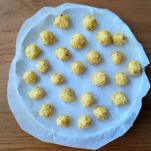 vassoio con polpettine da cuocere