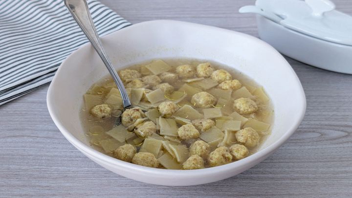piatto con quadrucci in brodo con polpette