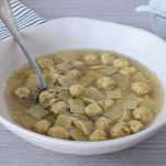 piatto con quadrucci in brodo con polpette