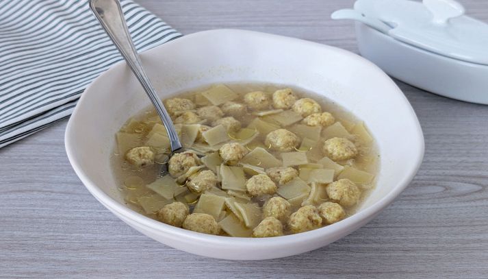 piatto con quadrucci in brodo con polpette