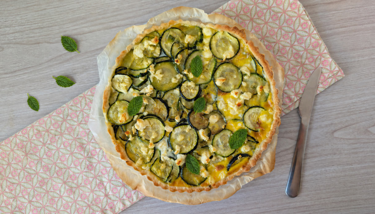 Quiche con zucchine, feta e menta fresca
