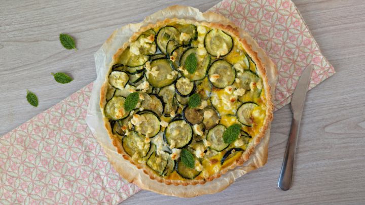 Piatto con quiche con zucchine, feta e menta fresca