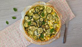 Piatto con quiche con zucchine, feta e menta fresca