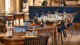 Tavoli apparecchiati al ristorante