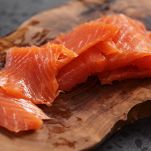 Salmone affumicato sfilacciato sul tagliere di legno