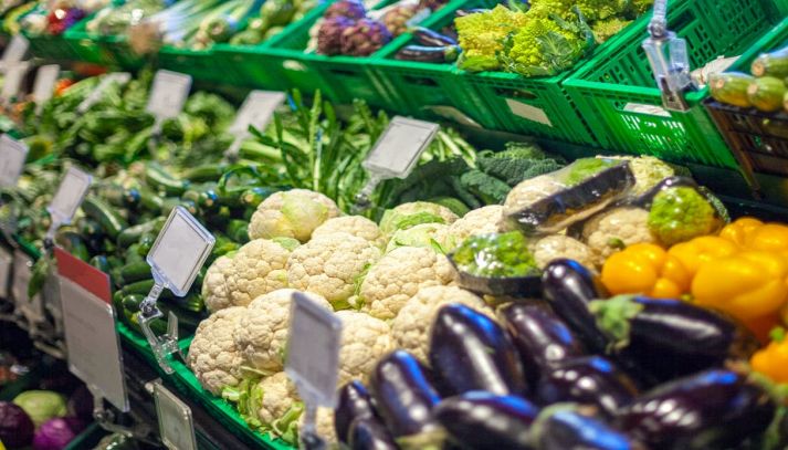 Grande scelta di verdura e frutta al supermercato