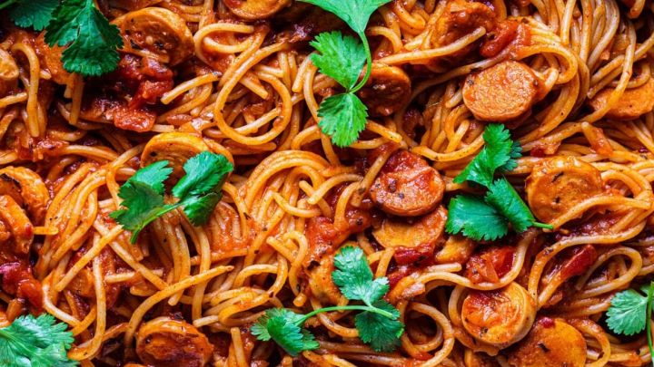 Spaghetti con pomodoro e salamella
