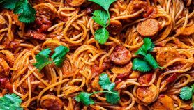 Spaghetti con pomodoro e salamella