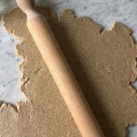 Stendere l’impasto sul piano di marmo