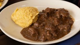 Piatto con Stracotto di manzo al vino rosso e polenta