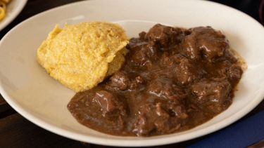 Piatto con Stracotto di manzo al vino rosso e polenta