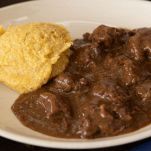 Piatto con Stracotto di manzo al vino rosso e polenta