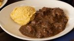 Piatto con Stracotto di manzo al vino rosso e polenta