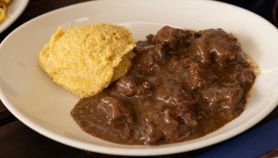 Piatto con Stracotto di manzo al vino rosso e polenta