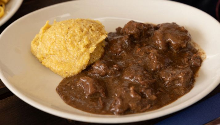 Piatto con Stracotto di manzo al vino rosso e polenta