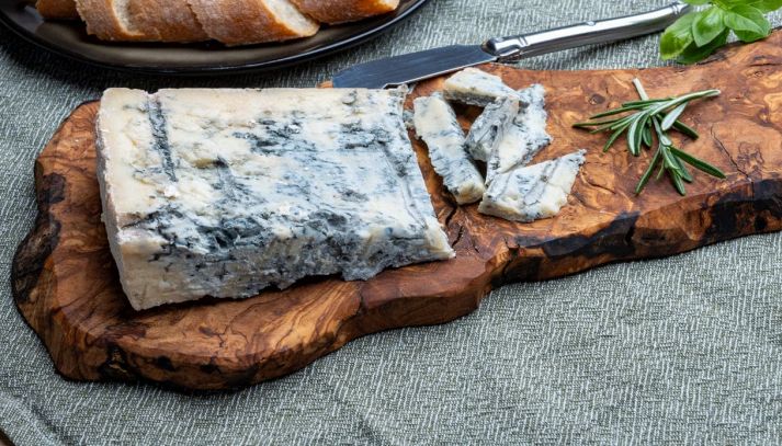Tagliere con gorgonzola e rosmarino