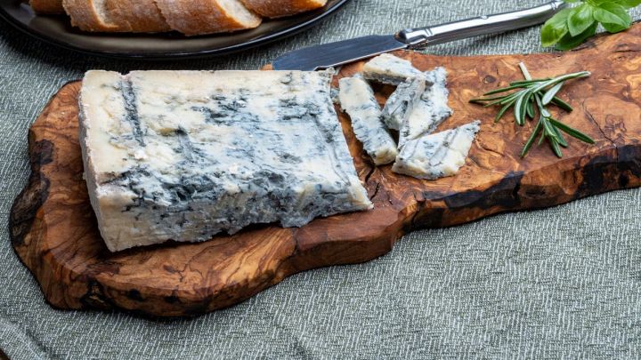 Tagliere con gorgonzola e rosmarino