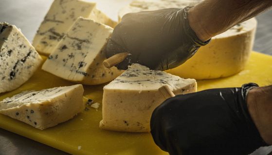 Mani tagliano formaggio stagionato
