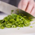 Tritare prezzemolo al coltello