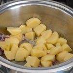 patate aggiunte in padella