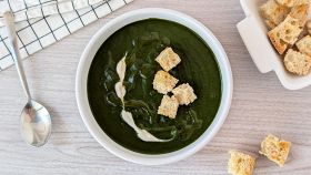 Piatto con vellutata di spinaci